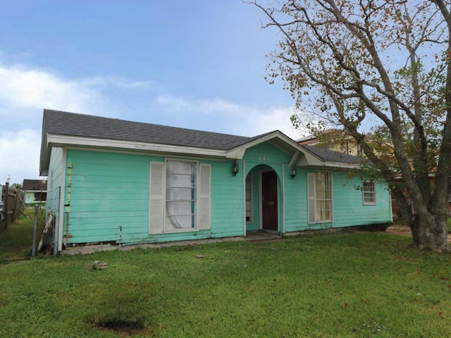 single story home with a front lawn