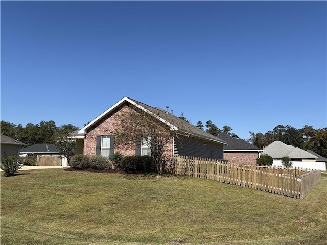 view of front of home with a front lawn