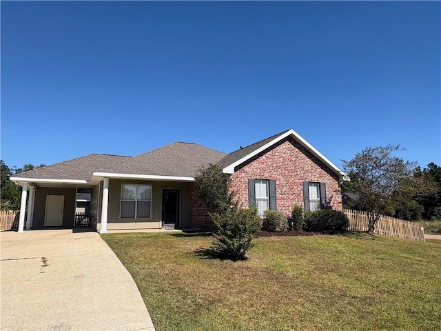 view of front of home featuring a carport and a front lawn