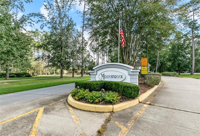 community sign featuring a lawn