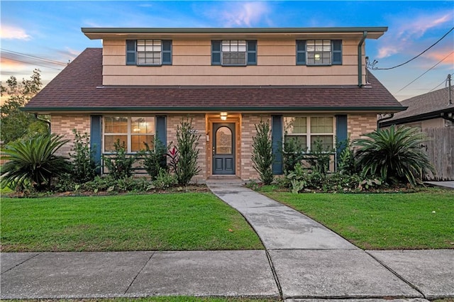 view of front of property featuring a yard