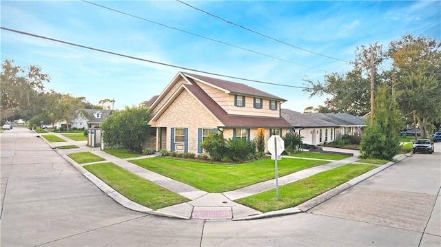 view of front of house featuring a front lawn