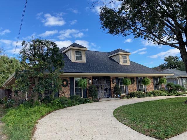 view of front of home with a front lawn