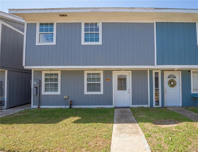 view of front of house with a front lawn