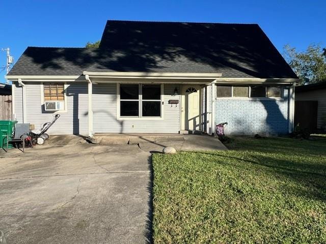 view of front of house featuring a patio area and a front lawn