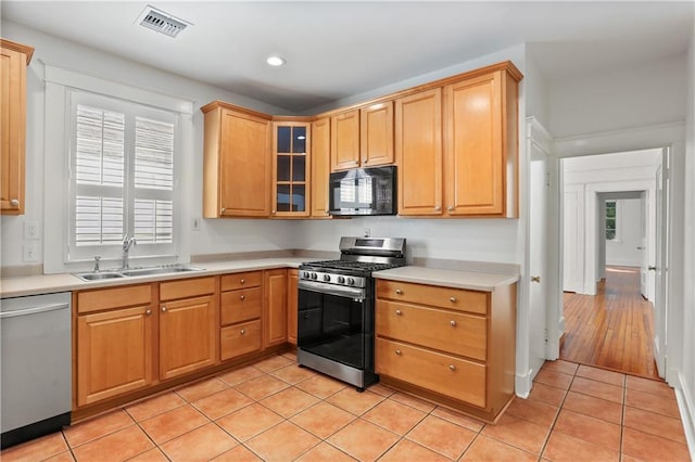 kitchen featuring appliances with stainless steel finishes, light hardwood / wood-style floors, and sink