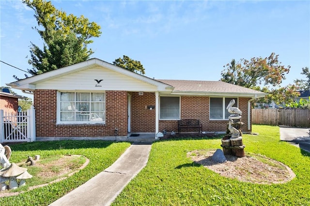 view of front of property featuring a front yard