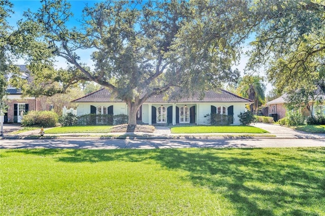 view of front of property featuring a front lawn