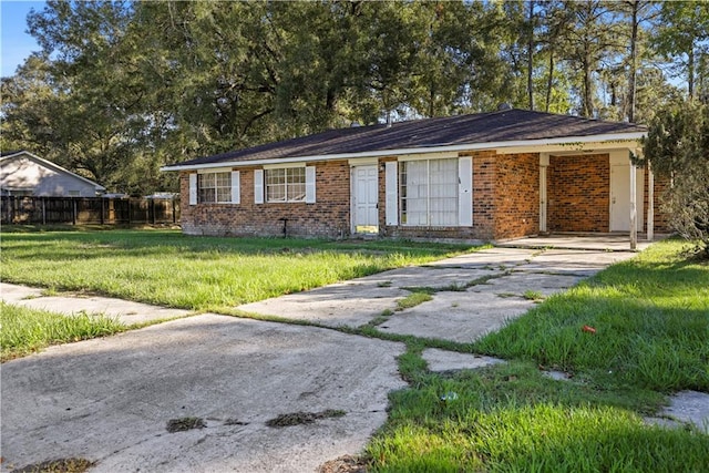 view of front of property featuring a front yard