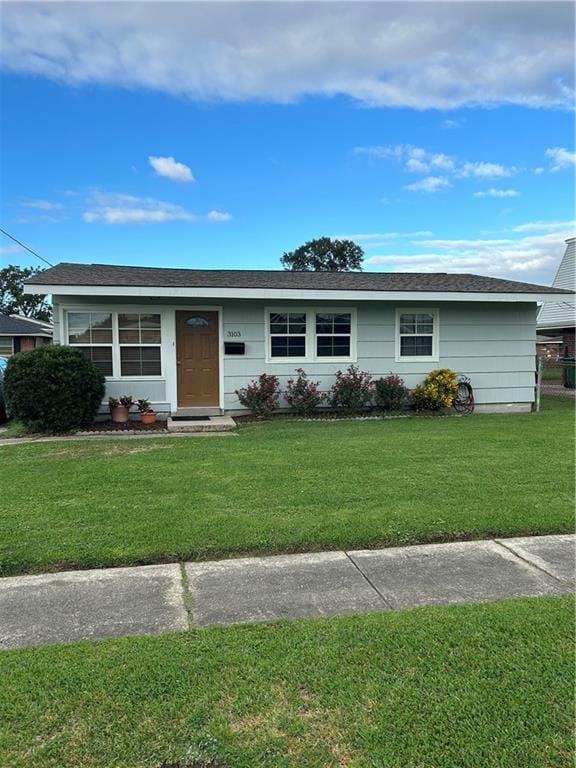 ranch-style home featuring a front lawn