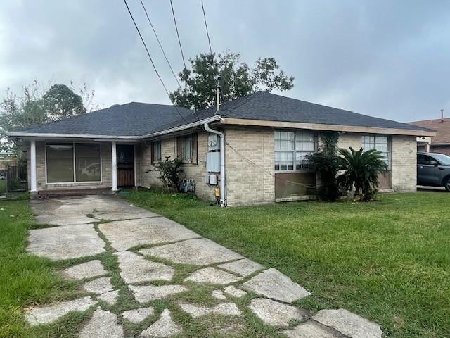 view of front of home featuring a front yard