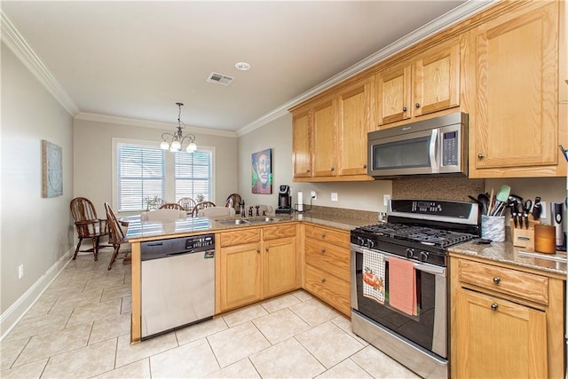 kitchen featuring kitchen peninsula, appliances with stainless steel finishes, crown molding, sink, and an inviting chandelier