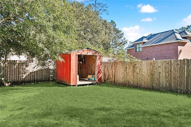 view of yard featuring a storage unit