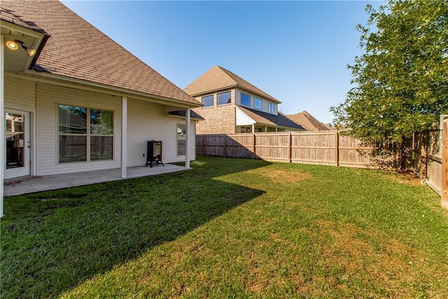 view of yard featuring a patio