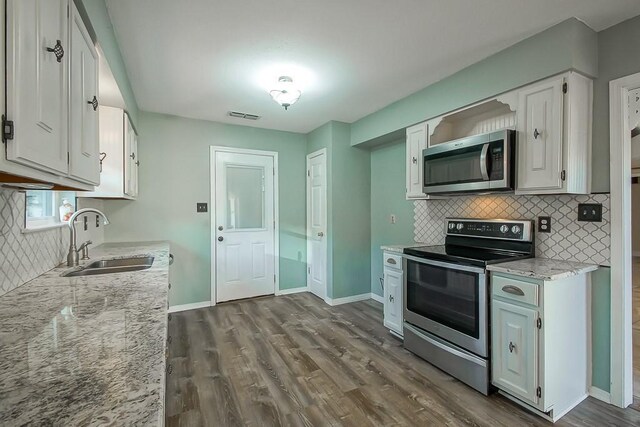 tiled entryway featuring crown molding