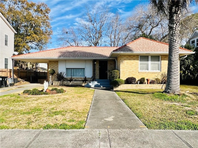 view of front of house featuring a carport and a front yard