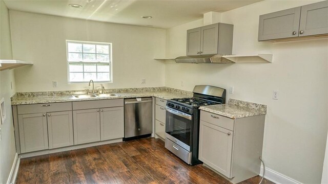 361 Helis Dr, Westwego, LA 70094 - kitchen with appliances with stainless steel finishes, a sink, gray cabinets, dark wood finished floors, and recessed lighting