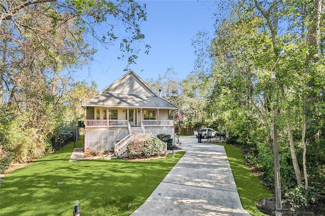 view of front facade featuring covered porch and a front yard