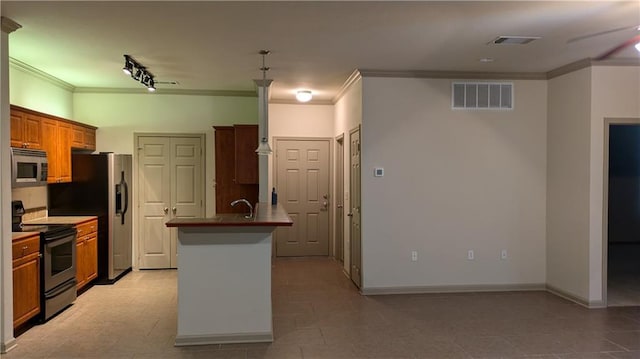 kitchen featuring sink, crown molding, a kitchen island with sink, stainless steel appliances, and track lighting