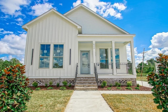 view of front of home featuring covered porch and a front lawn