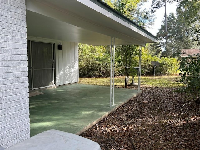 view of yard featuring a patio area