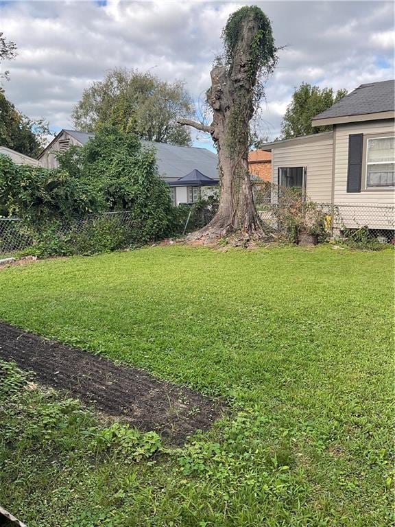 9009 Belfast St, New Orleans, LA 70118 - view of yard