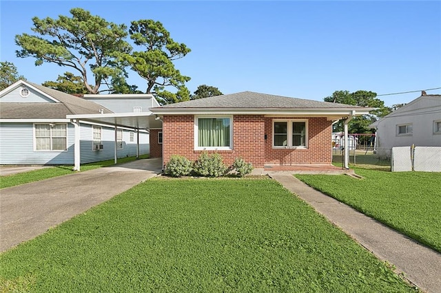 view of front of house featuring a carport and a front yard