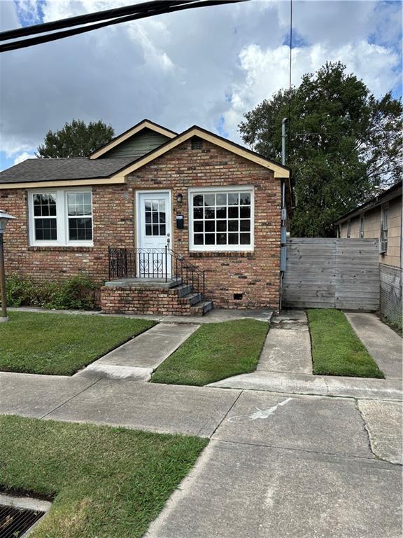 view of front of property featuring a front lawn