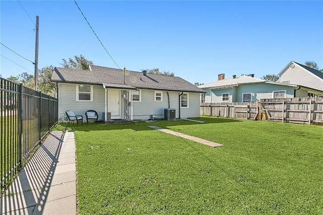 back of house featuring a lawn