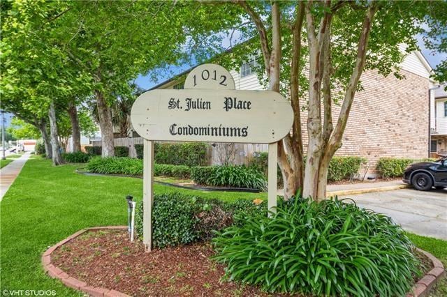 community sign with a yard