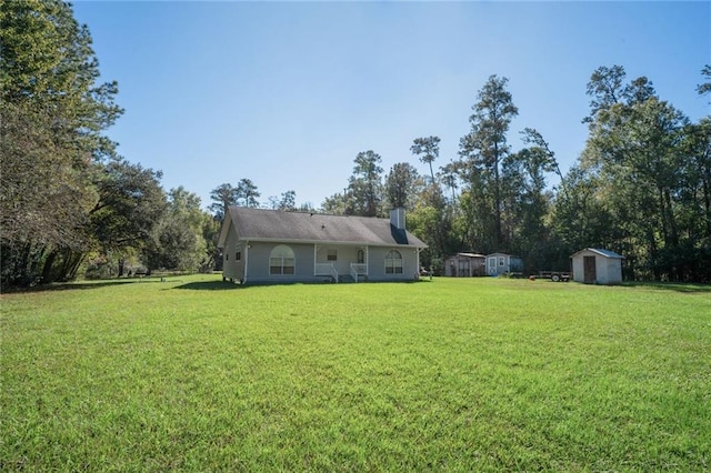 view of yard featuring a storage shed