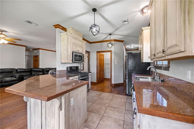 kitchen featuring light hardwood / wood-style flooring, kitchen peninsula, pendant lighting, a breakfast bar, and appliances with stainless steel finishes