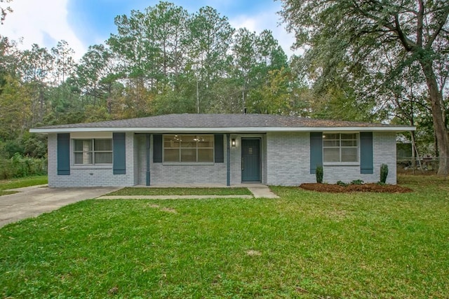 single story home with a front lawn