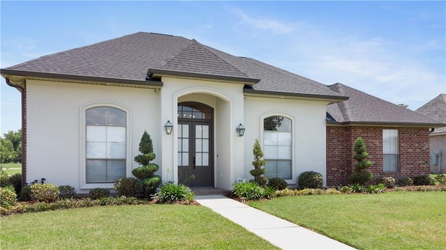 view of front facade featuring a front lawn