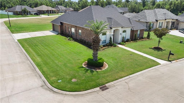 view of front facade featuring a front lawn