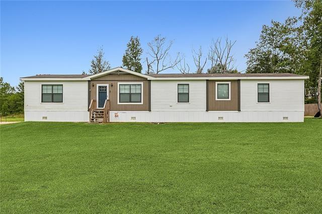 manufactured / mobile home with a front lawn