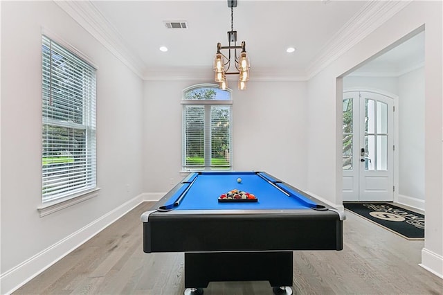 game room with billiards, ornamental molding, a notable chandelier, and hardwood / wood-style flooring