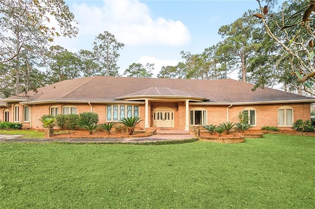 ranch-style house featuring a front lawn