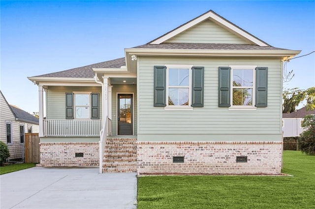 view of front of home with a front lawn