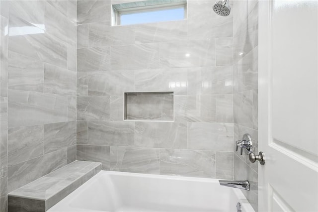 bathroom featuring tiled shower / bath