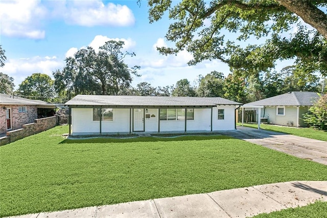 ranch-style home featuring a front lawn and covered porch