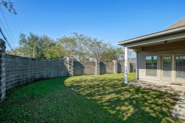 view of yard featuring a patio