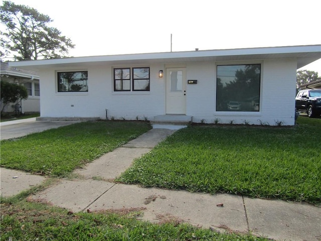 view of front of house featuring a front lawn