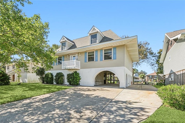 view of front of house featuring a front yard and a carport