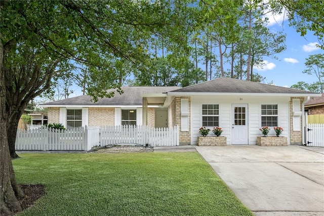 single story home featuring a front yard