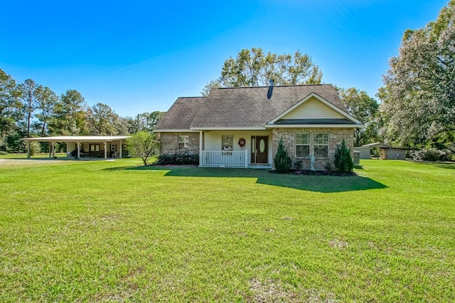 view of front of property featuring a porch and a front yard