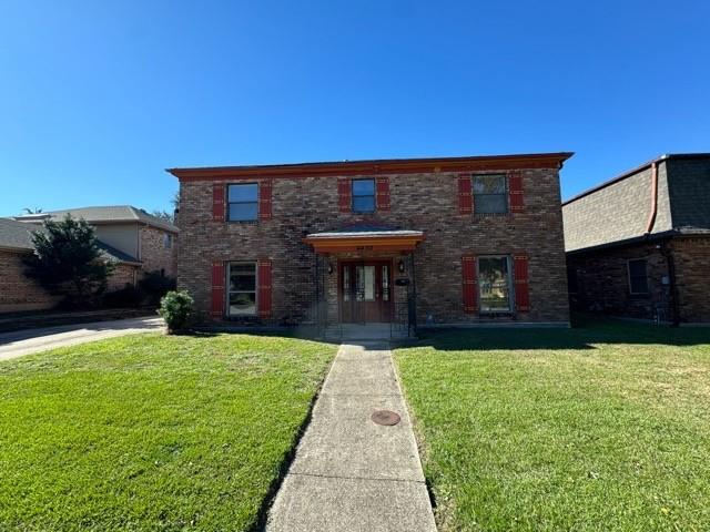 view of front facade featuring a front yard