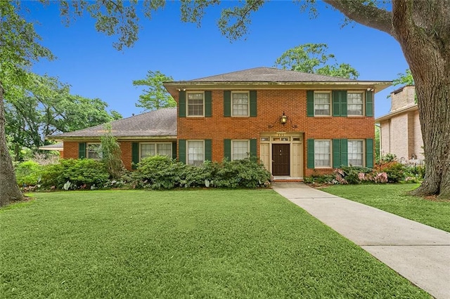 view of front of home featuring a front lawn