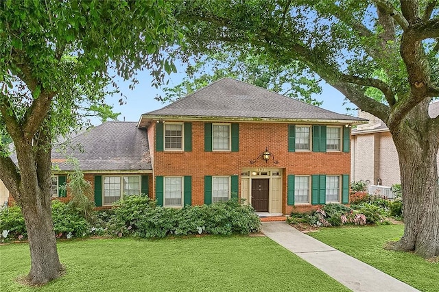 colonial house featuring a front yard