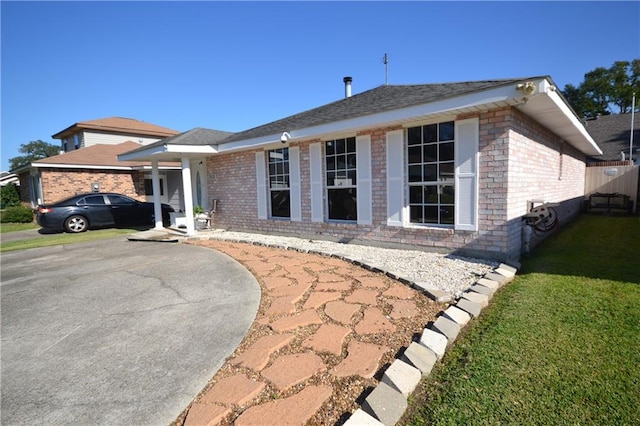 single story home with a front lawn